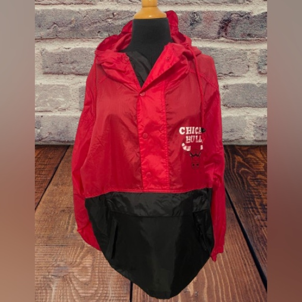 Vintage men’s Chicago Bulls Harbor Master windbreaker pullover red black large